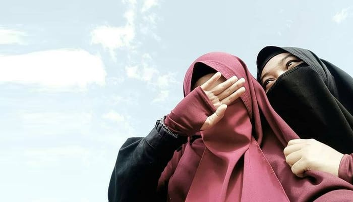 Teman 1 muslimah salmon cara atasi bau badan, Hal yang Tak Boleh Dilakukan Wanita Haid, Penyebab Pengelupasan Kulit, Fastabiqul Khairat, Batasan Aurat Sesama Wanita, teman, Pakaian Menurut Al-Quran dan Sunnah