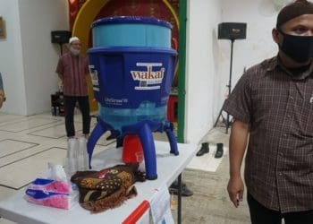 Salman ITB serahkan bantuan bagi Masjid Lautze 2 Bandung. Foto: Saifal/Islampos