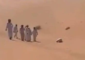 Jenazah sujud di padang pasir. Foto: Saudi Gazette