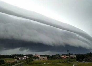 Penampakan awan mirip gelombang tsunami di Aceh. Foto: Liputan6/@masawep