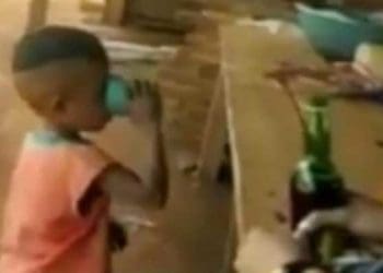 Dua pria mencekoki bocah dengan miras hingga sempoyongan. (Foto: Tangkapan Layar video viral)