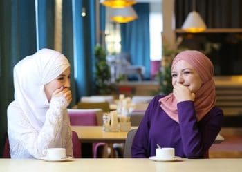 cara menghindari efek negatif dunia maya, adab berbicara, syariat tentang persahabatan, jenis ghibah, cara mengetahui kekurangan diri, sunah harian ngobrol