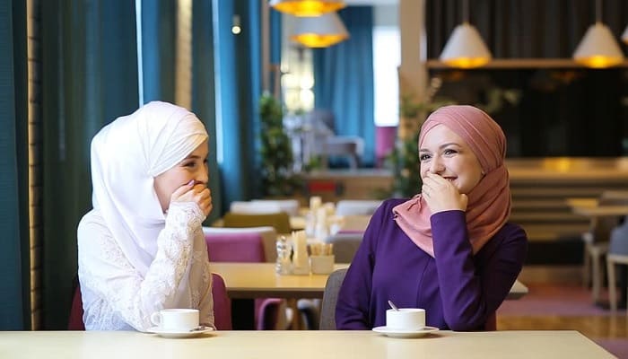 Muslimah, Ini 4 Cara Menghindari Efek Negatif Dunia Maya 5 cara menghindari efek negatif dunia maya, adab berbicara, syariat tentang persahabatan, jenis ghibah, cara mengetahui kekurangan diri, sunah harian ngobrol