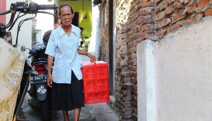 Kisah Pilu Nenek 70 Tahun Ditipu Pembeli Palsu, Dagangan dan Dompet Diambil 1 Khotimah (70) atau yang akrab dipanggil Mbah Khotim menenteng keranjang berisi jajanan pasar menyusuri gang-gang sempit di wilayah Jatingaleh Semarang, Jumat (14/8/2020). Foto: Tribunnews
