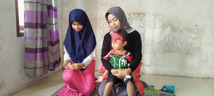 Ibu Muda di Bandung Ini Mau Jual Rumah dan Siap Dinikahi Pembelinya 1 Ayu Novi Astiana bersama kedua anaknya saat dikunjungi di kediamannya. Foto: Saifal/Islampos