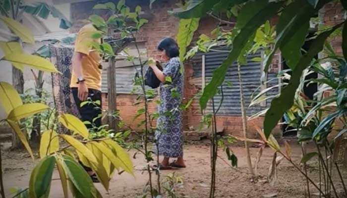 Salah Satu Korban Prank Daging Kurban Isi Sampah Edo Ternyata Ibunya Sendiri 1 Prank Daging Kurban Isi Sampah. Foto: Youtube