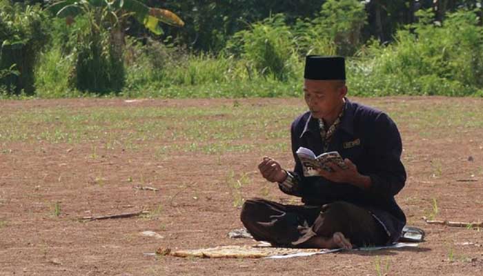 Pria di Jawa Tengah Ini Rutin Shalat dan Zikir Sendirian di Lapangan Sejak Pandemi 1 Mualimin rutin shalat sendirian di lapangan sejak Corona mewabah. Foto: Mochamad Saifudin/detikcom