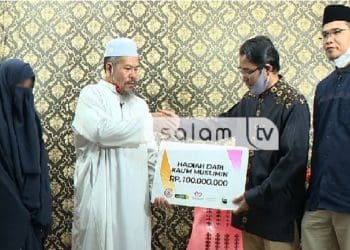 penyerahan hadiah kepada qari bercadar yang didiskualifikasi dari MTQ. Foto: Facebook Salam Televisi