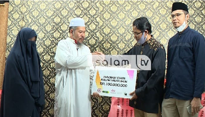 Pertahankan Cadar hingga Didiskualifikasi dari MTQ Sumut, Muyassaroh Dihadiahi Rp100 Juta 1 penyerahan hadiah kepada qari bercadar yang didiskualifikasi dari MTQ. Foto: Facebook Salam Televisi
