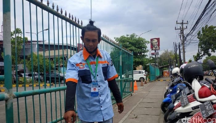 Kembalikan Rp24 Juta yang Ditemukannya, Juru Parkir Tak Tamat SD Ini Diajarkan Jujur oleh Ortu 1 Irwan Torre, juru parkir yang temukan Rp24 juta di parkiran Mall Makassar. Foto: Detik News