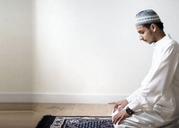 ingat sesuatu ketika shalat gerak lebih dari 3 kali dalam shalat, Shalat Tahiyatul Masjid, shalat rawatib, Tata Cara Shalat Duduk, Najis,Hukum Memakai Peci