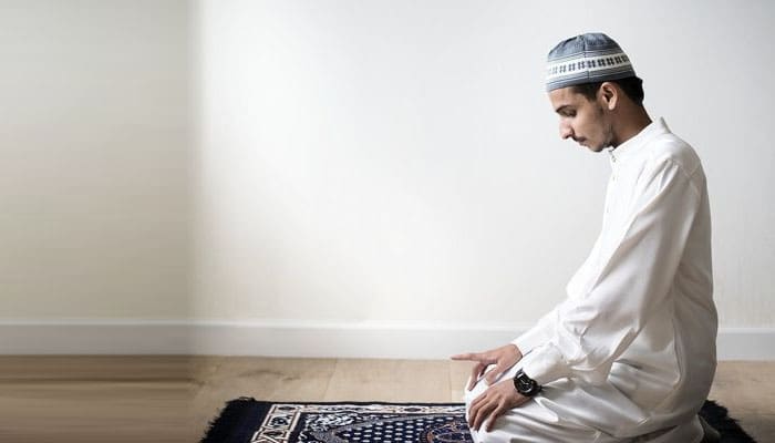 ingat sesuatu ketika shalat gerak lebih dari 3 kali dalam shalat, Shalat Tahiyatul Masjid, shalat rawatib, Tata Cara Shalat Duduk, Najis,Hukum Memakai Peci