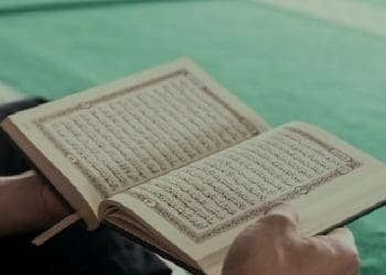 Cara Membiasakan Diri Membaca Alquran ayat alquran tentang jual beli, Tips Menghkatamkan QS Al Kahfi, surat alquran, tidak bisa membaca alquran