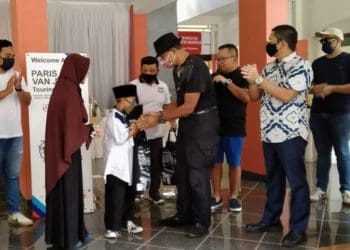 Kampus Widyatama dan mantan Wakapolri berikan donasi kepada ponpes di Bandung.  Foto: Saifal/Islampos