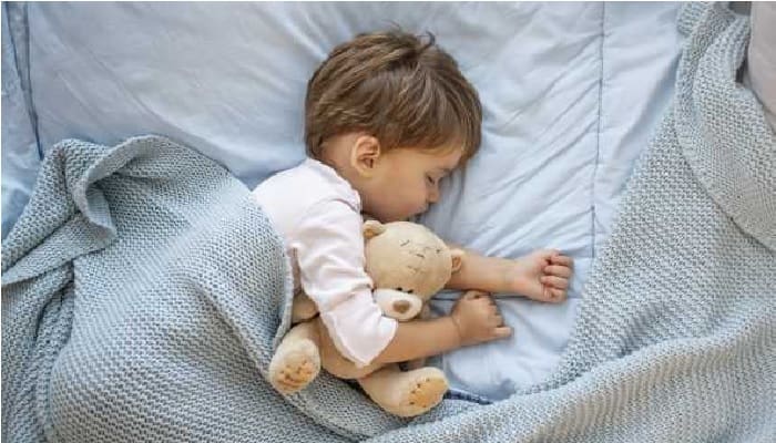 Ada 3 Posisi Tidur, Mengapa Posisi Tidur Miring Kanan Itu Baik bagi Kesehatan? 1 posisi tidur miring kanan, spirit doll boneka anak mainan tidur