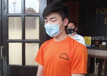 Kenneth William ditangkap aparat usia bikin konten TikTok yang menghina masjid. Foto: Suara