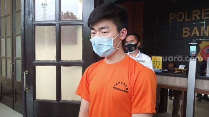 Bikin Konten TikTok 'Masjid Setel Musik Dugem,' Pelaku Ditangkap Aparat 1 Kenneth William ditangkap aparat usia bikin konten TikTok yang menghina masjid. Foto: Suara