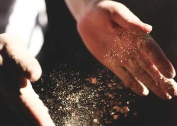 Tayamum, tayamum bagi orang sakit, mengusap tangan pada tayamum, junub