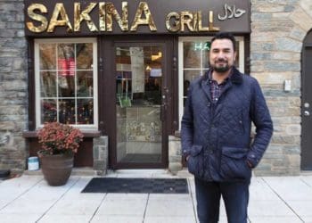 Kazi Mannan di depan Sakina Halal Grill. Foto: 
Voice of America