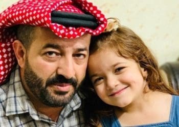 Maher al-Akhras dengan salah satu anaknya sebelum penangkapannya  oleh tentara Israel pada Juli silam. Foto: WAFA