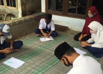 Siswa MTsN 6 Malang tengah belajar daring. Foto: Kemenag