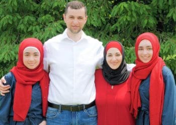 Fady Qaddoura dengan keluarganya. Foto: MEMO