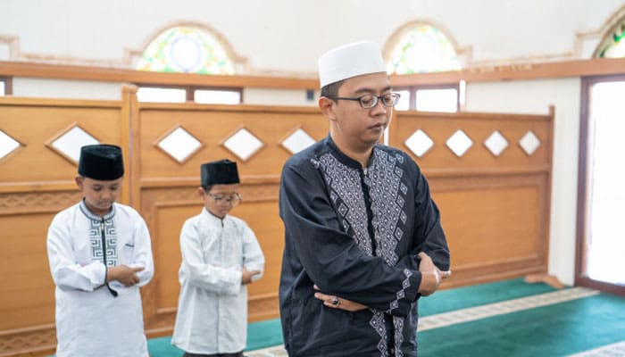 Ketika Shalat, Bagaimanakah Posisi Tangan dan Jari Jemari yang Benar? 1 Memukul Anak saat Meninggalkan Sholat, Anak Belum Baligh Bolehkah Jadi Imam Shalat, Tahapan Anak Melaksanakan Shalat, Cara Meminang Hati Anak