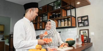 Adab Makan Ciri Istri yang Dekat dengan Surga Hak Istri terhadap Suami, imam rumah tangga, Hukum Makan dan Minum Sambil Berdiri, Kewajiban Istri terhadap Suami, Tugas Seorang Istri, Amalan Utama di Waktu Sahur, Tips Sehat Selama Ramadhan