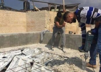 Warga Al Quds bongkar rumah sendiri. Foto: PIC