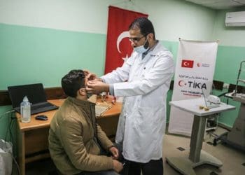Warga Palestina mendapatkan bantuan mata palsu dari Turki. Foto: Yeni Safak