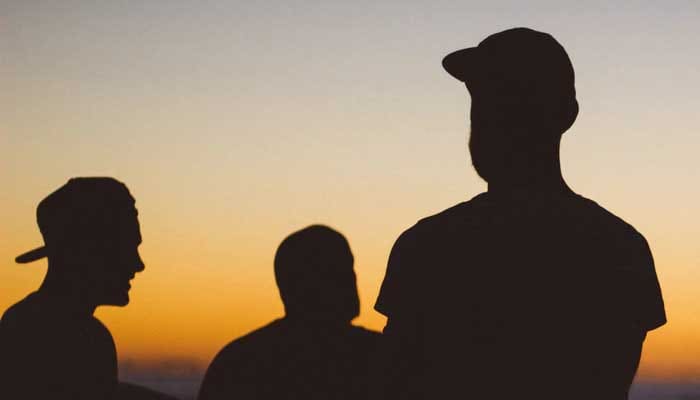 3 Cara Menjalin Persahabatan dalam Islam (1) 1 teman, bau badan