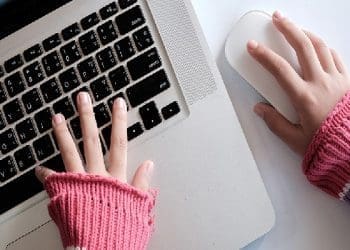 Cara Menghindari Efek Negatif Dunia Maya, aplikasi kesehatan mental, Hukum Berdoa di Medsos, Ilustrasi membuat Twibbone ucapan selamat Idul Fitri