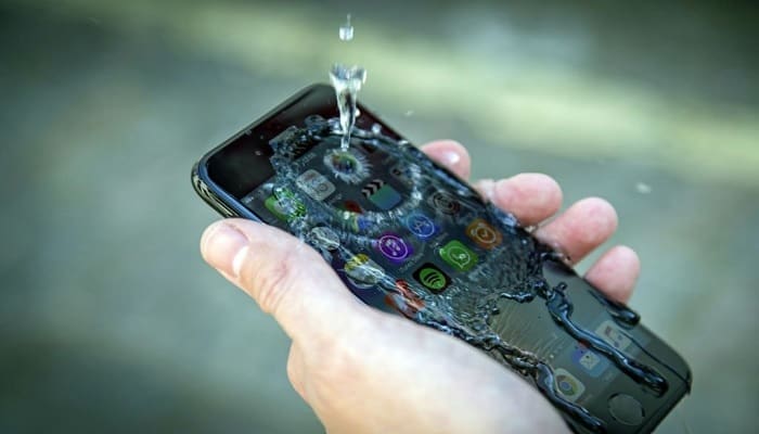 Supaya Tidak Mati Total, Inilah Cara Menyelamatkan Ponsel yang Terkena Air 1 Ilustrasi. Foto:
MobyGeek