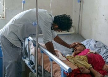 Seorang anak Yaman menerima perawatan di sebuah rumah sakit di Yaman. Foto: MEMO