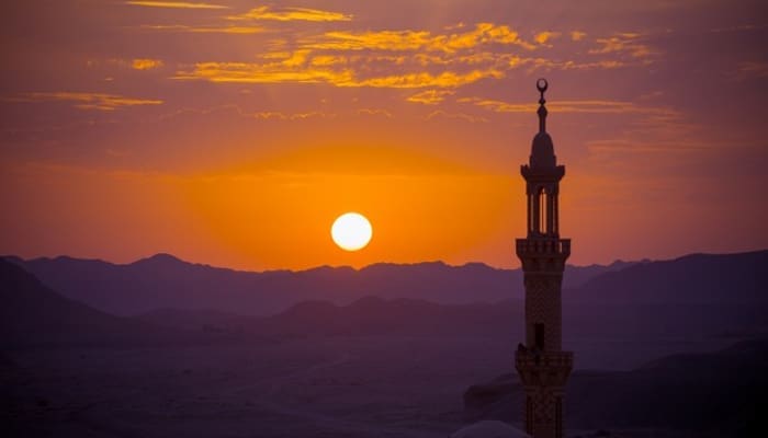 Quran Surat Al-Falaq (Shubuh) - 5 Ayat 1 Surat Al-Falaq, Qunut, Dilarang ketika Menghadap Kiblat, Bulan Dzulhijjah, Tips Jaga Kesehatan Cara Rasulullah, Waktu Shalat Fajar, Larangan di Waktu Maghrib