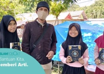 IslamposAid Salurkan 70 Wakaf Al-Qur'an ke Para Pengungsi Gempa Mamuju, Sulawesi Barat 1