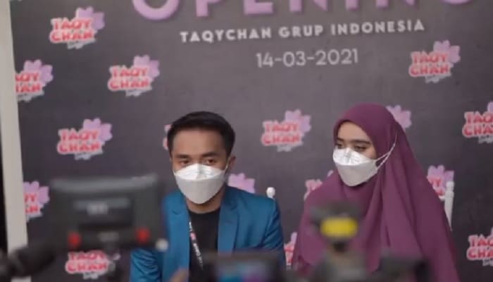 Punya Kantor, Taqy Malik Biasakan Tim Shalat Dhuha dan Tilawah Setiap Hari 1 Taqy Malik dan istri. Foto: Tangkapan layar dari Instagram Taqy Malik