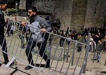 Pemuda Palestina hadang penyerbuan Al Aqsha. Foto: PIC