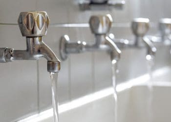 Perbuatan yang tidak membatalkan wudhu amalan yang perlu disertai wudhu, mengusap kerudung saat wudhu