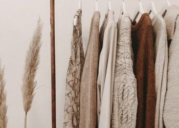 gaya busana wanita, pakaian nabi, baju di gantungan