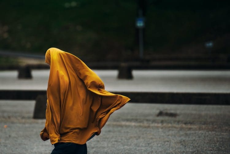 syarat muslimah keluar rumah, istri, suami, HIJAB, muslimah, perempuan, nafkah, alis