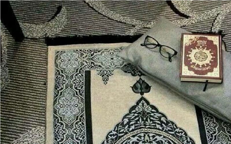 Tidak Bisa membaca Alquran, Bagaimana Hukumnya? 3 tidak bisa membacaalquran, sajadah kaca mata alquran ilustrasi keimanan