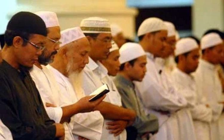 Hukum Shalat sambil Memegang Mushaf Al-Quran, Bolehkah? 1 Hukum Shalat sambil Memegang Mushaf Al-Quran, Manfaat Shalat, Syarat Amal Ibadah Diterima Allah, Cara Atasi Stres menurut Alquran, Ahli Quran, Adab Sebelum Shalat, Tingkatan Orang yang Shalat, Keutamaan Mengkhattamkan Quran di Bulan Ramadhan, Rukun Shalat