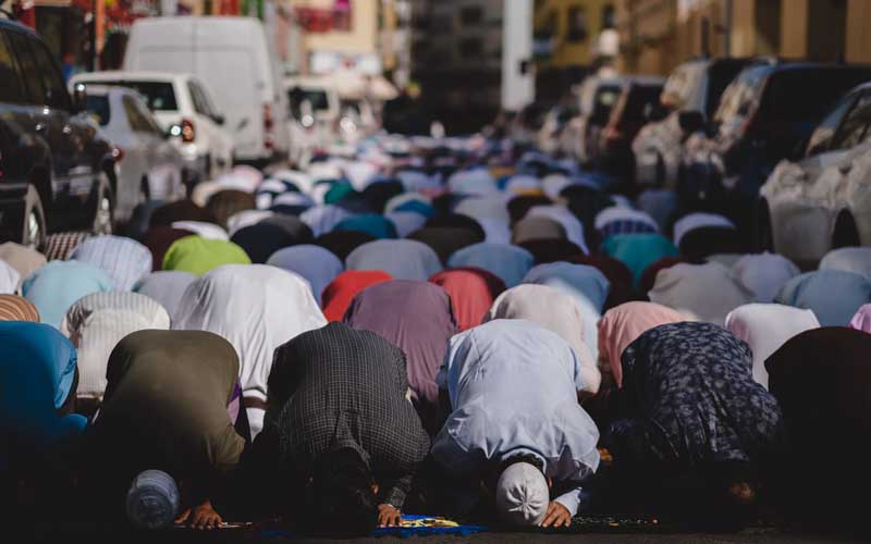 Shalat Menggunakan Sepatu atau Sandal, Apa Hukumnya 4 jadwal shalat hari ini, mendahului imam, shalat menggunakan sepatu, Shalat Menggunakan Sepatu