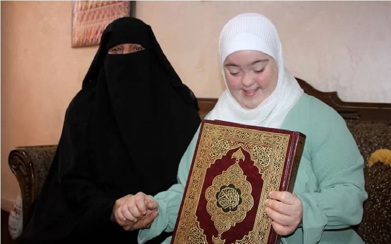 Cerita Ibunda Rawwan al-Duwaik, Hafizah Pertama dari Kalangan Down Syndrome 2 Rawwan al-Duwaik dan ibunya