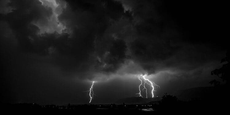 4 Balasan bagi Orang yang Suka Mengumbar Aib 4 badai