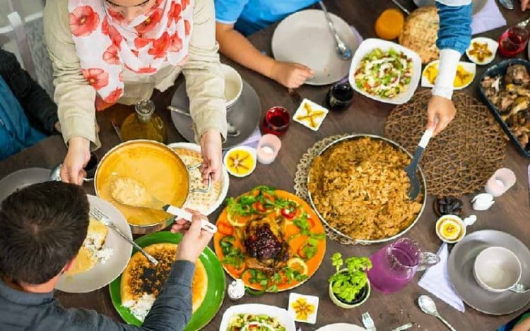 cara menanamkan itsar, keutamaan makan bersama, Kisah mualaf (ilustrasi)