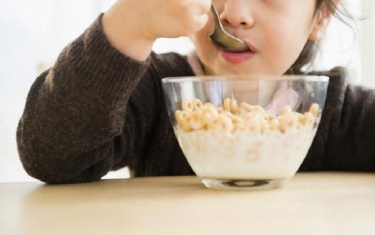 Ini 12 Makanan yang Baik untuk Meningkatkan Kecerdasan Otak Anak 1 makanan anak makan