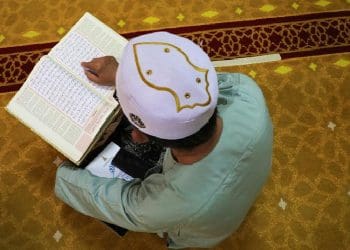 Pondasi untuk menemukan tujuan hidup ,Ilustrasi orang beriman membaca Alquran