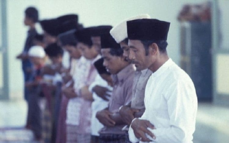 shalat sambil memejamkan mata
